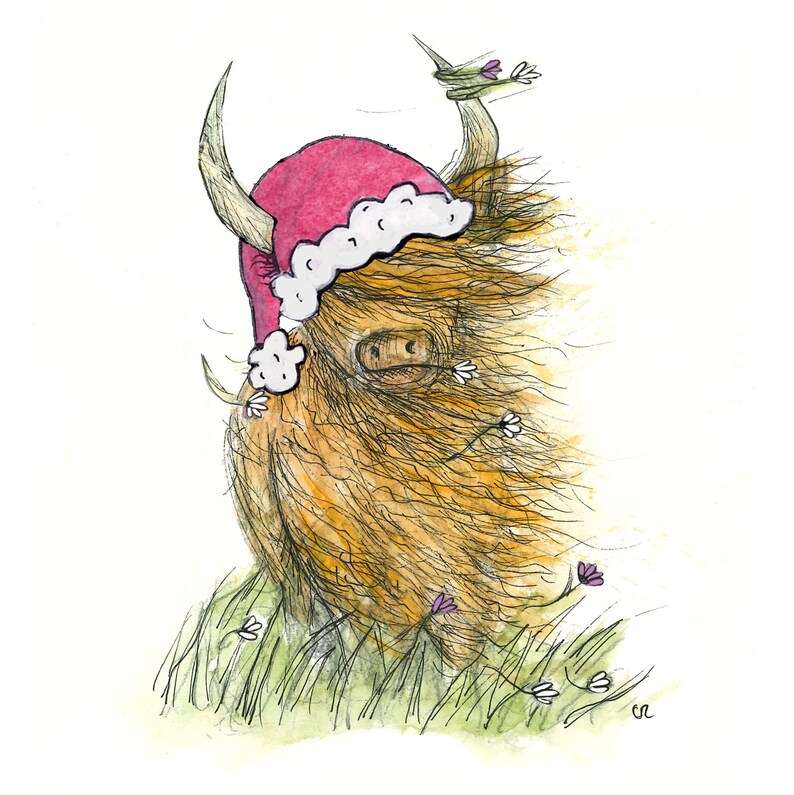 Puede incluir: Una ilustraci&oacute;n de acuarela de una vaca de las tierras altas con un gorro de Pap&aacute; Noel rojo con ribete blanco. La vaca est&aacute; de pie en un campo de hierba verde con flores moradas y blancas.