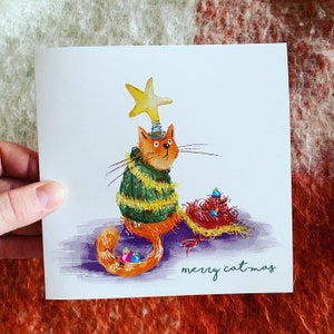 Arbre festif chat illustré carte vierge Catherine Redgate humour lunatique original mignon Noël pull en laine clinquant chats de Noël boule de Noël amusant