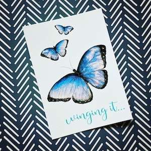Carte postale papillon WINGING IT Catherine Redgate illustration d'amant de positivité lettre écossaise illustration courrier courrier écrire drôle nature flutterby