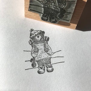Timbro in gomma di legno HIKER BEAR da 2" e 3" grande Catherine Redgate timbro orsacchiotto scozzese montagna confezione regalo artigianato escursionismo camminata camminatore collina