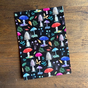 DARK MUSHROOMS Postkarte Catherine Redgate Illustration positiv Post Wissenschaft Fliegenpilz Pilze Waldboden Naturgeschichte