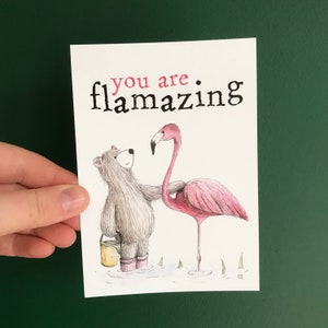 FLAMAZING Bear Flamingo carte postale Catherine Redgate - positivité amant illustration lettre mail post écrire nounours positif jeu de mots incroyable drôle