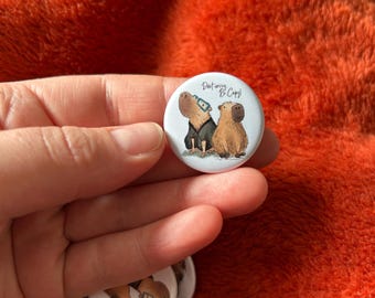 ハッピーカピバラ 32 mm ボタンバッジ イラスト キャサリン レッド
