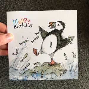 FLAPPY BIRTHDAY PUFFIN Biglietto d'auguri vuoto all'interno di Catherine Redgate Scozia Pesca scozzese divertente umorismo gioco di parole compleanno uccello pesce danza maschile