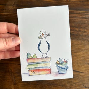 Möwe Postkarte Catherine Redgate Positivität Illustration Brief Mail Post positiv schrullig gemütlich Kunst Küsten nautisch Möwe Himmel Ratte Fisch niedlich