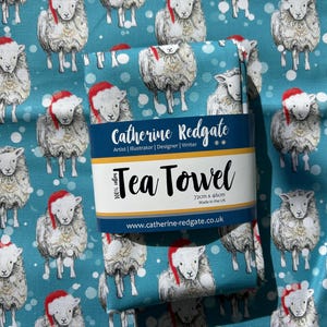 Weihnachtsschaf illustrierte Geschirrtuch 100% Baumwolle hängende Schleife Catherine Redgate Küchengeschirr homeware Geschenk niedliches Tierweihnachtsbauernhofland