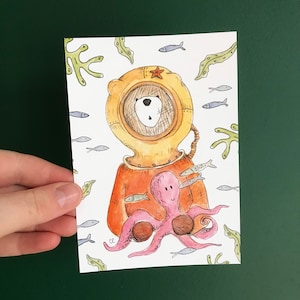 Carte postale PLONGEUR OURS Catherine Redgate drôle mignon illustration lettre courrier poster positivité nounours carte heureux poulpe plongée poisson mer océan