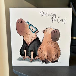 Ne vous inquiétez pas, soyez Capy Illustration de carte CAPYBARA illustrée Carte de voeux vierge Catherine Redgate jeu de mots amusant capabara humour animal anniversaire