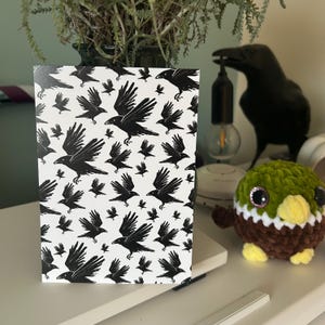 RAVEN briefkaart Catherine Redgate briefkaart print gezellig kunst illustratie positief dier zwarte vogel corvid goth kraai merel donkere academische wereld