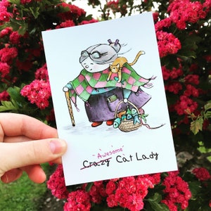 FANTASTICA cartolina con la GATTA pazza - di Catherine Redgate - illustrazione per gli amanti della positività Nonna vecchia lettera scozzese posta scrivere divertente divertimento