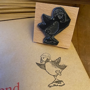 Tampon en caoutchouc en bois danse macareux de Noël 2" 3" Catherine Redgate stamp papeterie lettre noël oiseau bonnet de noel poisson côte macareux danse