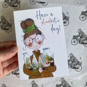 PLANTASTIC DAY ansichtkaart Catherine Redgate briefkaart bericht illustratie positiviteit geestelijke gezondheid post humor woordspeling plant dame terrarium