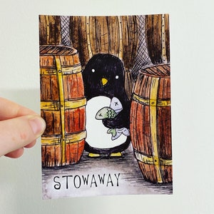 Carte postale pingouin STOWAWAY Catherine Redgate lettre carte jeu de mots positivité humour heureux impression mignon oiseau bord de l'eau art illustration peinture