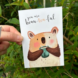 BEAUT - THÉ - FUL ours carte postale Catherine Redgate positivité illustration lettre courrier post positif boisson calembours ours en peluche tasse tasse excentrique