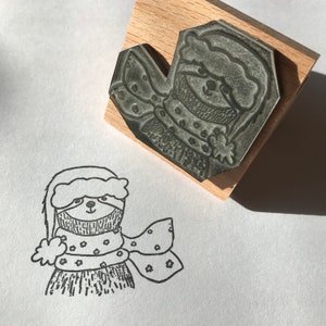 Timbro in gomma di legno a forma di bradipo di Natale da 2" e 3" con animali scozzesi, cappello di Natale, sciarpa, Babbo Natale, bujo, timbro, carta da regalo. Catherine Redgate