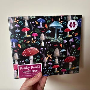 PILZ Funky Fungi 500 Teile Puzzle vegan Illustration Catherine Redgate Puzzles Weihnachtsgeschenk dunkel Academia Fliegenpilz Futter Idee