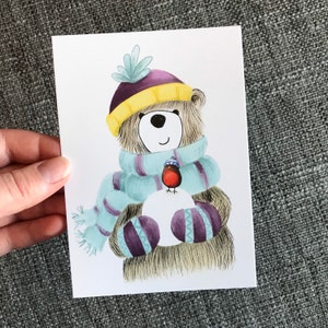 WINTERBÄR Postkarte Catherine Redgate Weihnachten ROTKEHLCHEN Weihnachtsmütze Wintermütze Illustration niedliche Handschuhe wollig