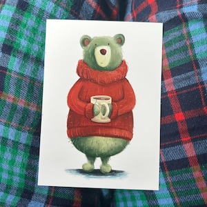GREEN TEA BEAR Postkarte Catherine Redgate Positivität Illustration Brief Mail Post positiv Teddys Kaffeebären niedlich gemütlich Kunst Pullover rot