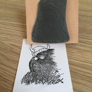 Timbro in gomma di legno XMAS HEELAN COO da 2" e 3" Catherine Redgate - Timbro a forma di mucca delle Highlands scozzesi con cappello di Natale peloso e Babbo Natale