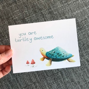Impressionnant carte postale TURTLEY Catherine Redgate lettre carte message illustration positivité champignons champignons tortue santé mentale humour post jeu de mots