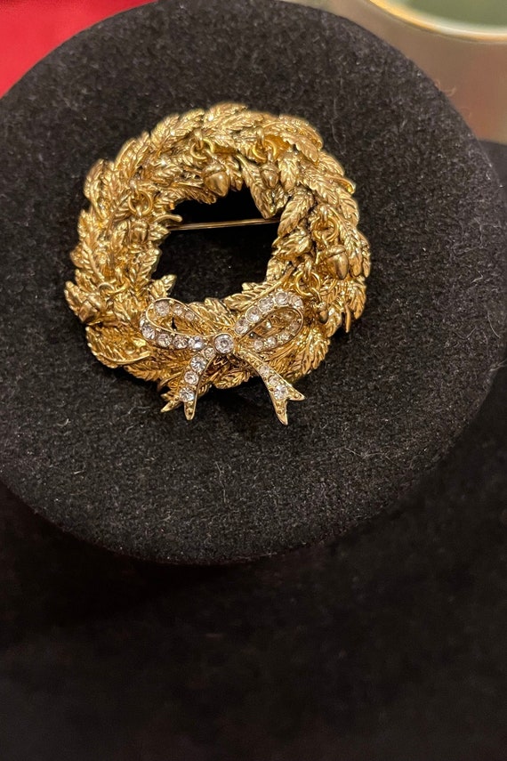 Monet Gold Tone Wreath Moving Acorns Brooch Vintag