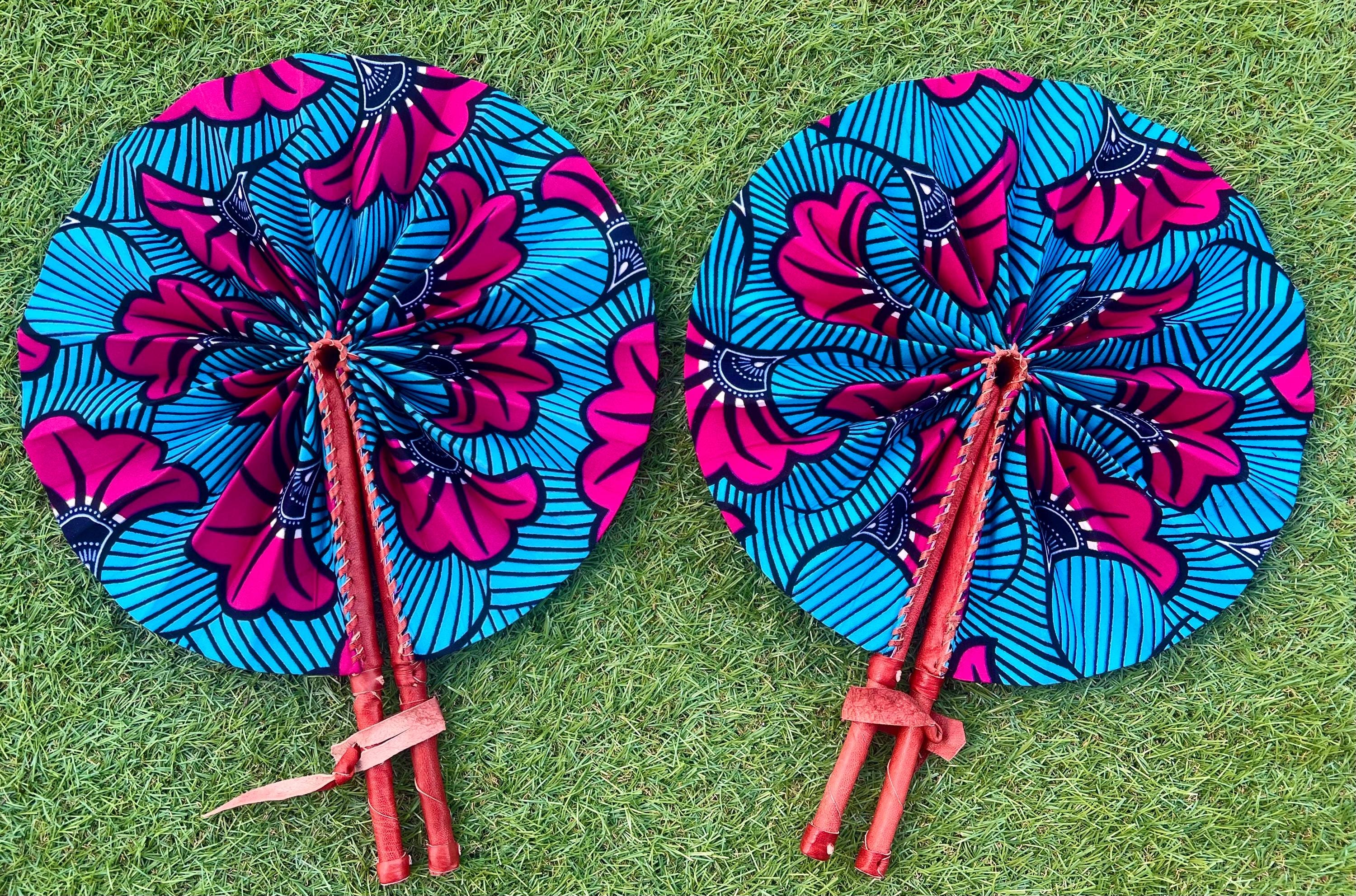 Pochette Bandoulière En Wax Blanc à Fleurs Bleues - Fait Main Au Ghana, Fermeture Magnétique, Taille Moyenne