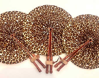 Leque dobrável artesanal com estampa de leopardo | Fabricado em Gana, decoração para casa
