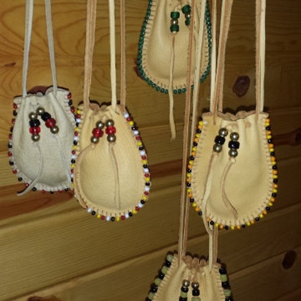 Buckskin Medicine Pouch- Perles de verre, laiton et ou Nickle, os .