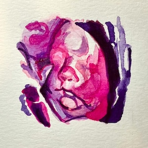 Puede incluir: Una pintura abstracta en acuarela que presenta un rostro humano central representado en tonos vibrantes de magenta, rosa intenso y violeta profundo. Las pinceladas son fluidas y expresivas, creando un efecto de capas.