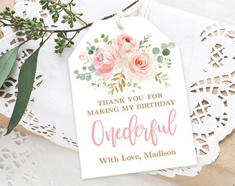 Puede incluir: Etiqueta de agradecimiento floral rosa y dorada con el texto "Gracias por hacer mi cumpleaños Onederful" y "Con amor, Madison".