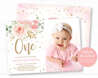 Può includere: Un invito di primo compleanno rosa e oro con un design floreale e una foto di una bambina. L'invito dice "One" in glitter dorato e include il testo "Please join us to celebrate Isabella's first birthday".