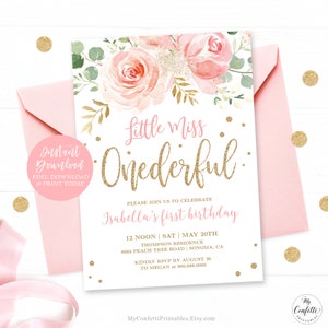 Puede incluir: Una invitaci&oacute;n imprimible rosa y dorada para un primer cumplea&ntilde;os. La invitaci&oacute;n presenta un dise&ntilde;o floral con rosas rosas y purpurina dorada. El texto de la invitaci&oacute;n dice "Little Miss Onederful" e incluye el nombre de la ni&ntilde;a, la fecha, la hora y el lugar.