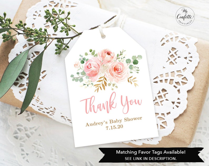 Puede incluir: Una etiqueta de agradecimiento blanca con ilustraciones florales rosas y doradas. El texto dice "Gracias" en letra cursiva rosa, "Baby Shower de Audrey" en rosa m&aacute;s peque&ntilde;o y "7.15.20" en rosa m&aacute;s peque&ntilde;o. La parte inferior de la etiqueta dice "Etiquetas de regalo a juego disponibles! VER ENLACE EN LA DESCRIPCI&Oacute;N."