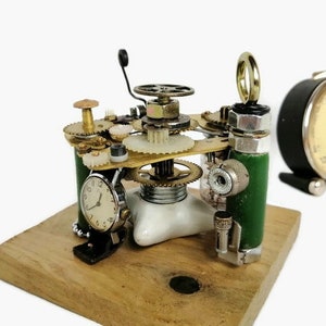 Ausgefallenes Geschenk für Mann Steampunk Skulptur TIME MACHINE Schreibtisch Accessoire für Frauen Metalldekor mit Vintage Vakuumröhre Techno Kunst Mischtechnik