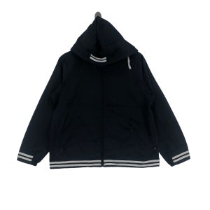 K&ouml;nnte beinhalten: Eine schwarze Kapuzenjacke mit wei&szlig;en Streifen am Saum und einem wei&szlig;en Streifen an der Kapuze. Die Jacke hat einen Rei&szlig;verschluss und zwei Taschen.