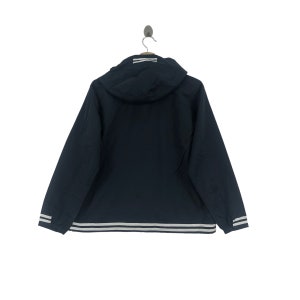 K&ouml;nnte beinhalten: Eine schwarze Kapuzenjacke mit wei&szlig;en Streifen an den &Auml;rmelb&uuml;ndchen und am Saum. Die Jacke hat einen Rei&szlig;verschluss und eine Kapuze mit Kordelzug.