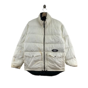 Op de afbeelding: Een handgemaakte houten snijplank met een natuurlijke afwerking. De plank heeft een levende rand aan één kant en een rechthoekige vorm. Hij is ongeveer 46 cm lang, 30 cm breed en 2,5 cm dik.