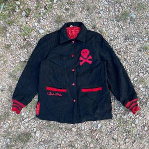 Puede incluir: Un juego de tres tazas de cerámica con un acabado mate moteado. Las tazas son en tonos crema, gris claro y gris oscuro. Cada taza tiene un diseño simple y minimalista, perfecto para café o té.