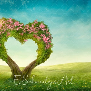 Può includere: Un albero a forma di cuore con fiori rosa in un campo verde con un cielo blu. Il testo "E Schweitzer Art" è in basso nell'immagine.