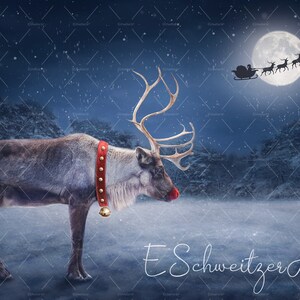 Puede incluir: Un reno con un collar rojo y dorado se encuentra en un paisaje nevado bajo la luna llena. La luna está rodeada de estrellas y una silueta del trineo de Papá Noel con renos volando por el aire. El texto "ESchweitzer Art" está en la parte inferior de la imagen.