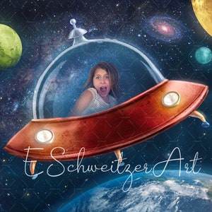 Könnte beinhalten: Ein Mädchen in einem weißen Shirt fliegt in einem roten Raumschiff mit einer durchsichtigen Kuppel. Das Raumschiff fliegt durch den Weltraum mit Sternen, Planeten und einer Galaxie im Hintergrund. Der Text "E Schweitzer Art" ist in der rechten unteren Ecke des Bildes sichtbar.