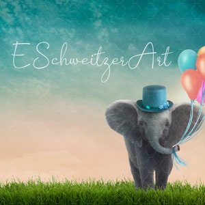 Könnte beinhalten: Ein grauer Elefant, der einen blauen Zylinder mit einem blauen Band trägt und einen Strauß bunter Ballons vor einem blauen und orangefarbenen Himmel mit dem Text "ESchweitzer Art" in Weiß hält.