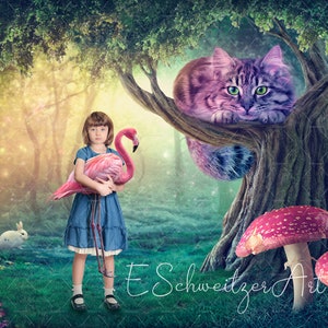 Könnte beinhalten: Ein junges Mädchen in einem blauen Kleid hält ein rosa Flamingo-Spielzeug in einer fantasievollen Waldkulisse. Eine große lila und blaue Katze sitzt auf einem Baumzweig über ihr. Der Hintergrund zeigt einen magischen Wald mit leuchtenden Lichtern und Pilzen.