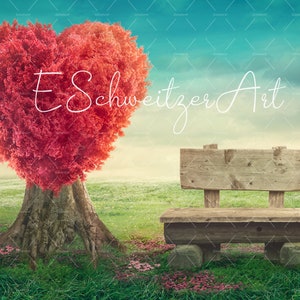 Könnte beinhalten: Ein herzförmiger Baum mit roten Blättern steht auf einer Wiese mit grünem Gras und rosa Blumen. Eine Holzbank mit einem leeren Schild steht vor dem Baum. Der Himmel ist hellblau mit weißen Wolken. Der Text "E Schweizer Art" ist in weißer Kursivschrift auf dem Bild geschrieben.
