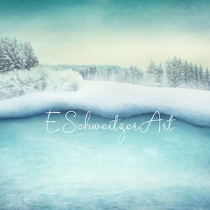 Könnte beinhalten: Eine verschneite Winterlandschaft mit einem Wald aus immergrünen Bäumen im Hintergrund. Der Schnee liegt hoch und der Himmel ist zartblau. Der Text "ESchweitzer Art" ist in Weiß auf den Schnee geschrieben.