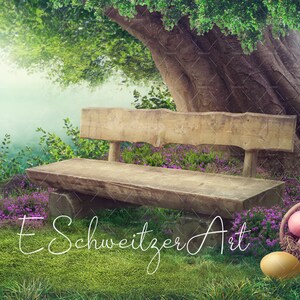 Könnte beinhalten: Eine Holzbank steht in einer fantasievollen Waldkulisse mit einem Baumstamm dahinter. Die Bank ist von grünem Gras und lila Blumen umgeben. Vor der Bank liegen drei Ostereier auf dem Boden, eines rosa, eines blau und eines gelb.