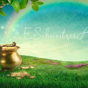 Könnte beinhalten: Ein goldener Topf gefüllt mit Goldmünzen steht auf einem grünen Gras Hügel mit einem Regenbogen im Hintergrund. Der Text "ESchweitzer Art" ist in Weiß am Himmel geschrieben.