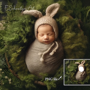 Könnte beinhalten: Ein neugeborenes Baby, das einen gestrickten Hasenhut trägt und in eine beige Decke gewickelt ist, schläft in einem Nest aus grünem Moos und Farnen.