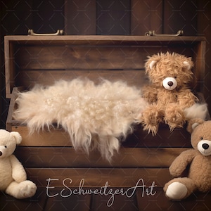 Könnte beinhalten: Drei Teddybären sitzen in einer Holzkiste mit einer flauschigen weißen Decke. Die Kiste ist offen und die Bären schauen nach draußen. Die Bären sind braun und cremefarben. Der Hintergrund ist aus dunkelbraunem Holz.