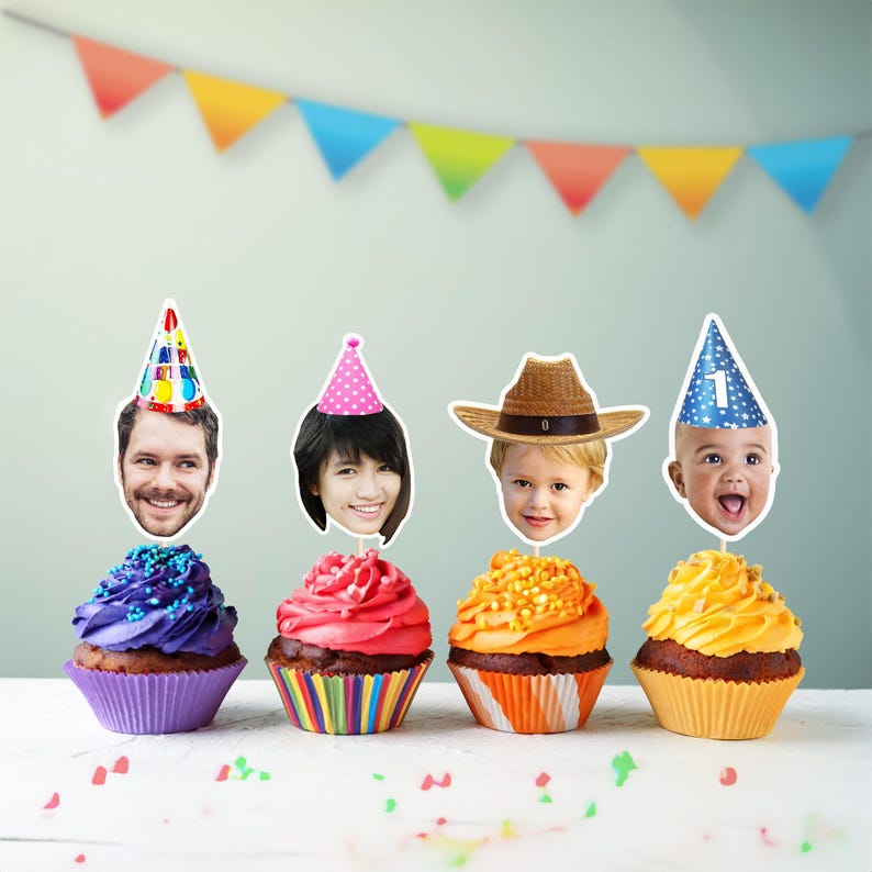 K&ouml;nnte beinhalten: Vier Cupcakes mit farbenfrohem Zuckerguss und Gesichtern obenauf, dekoriert f&uuml;r eine Geburtstagsfeier. Jeder Cupcake hat eine andere Zuckergussfarbe: Lila, Rot, Orange und Gelb. Die Gesichter tragen Partyh&uuml;te und einen Cowboyhut. Im Hintergrund h&auml;ngt ein farbenfrohes Banner.